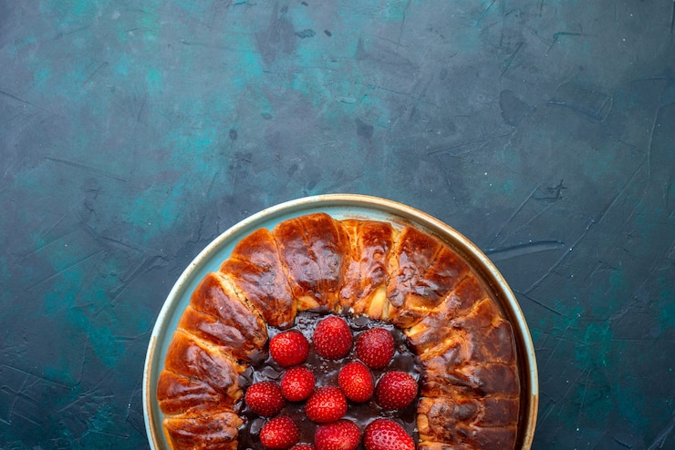 Foto grátis vista de cima deliciosa torta de morango com geléia em azul escuro