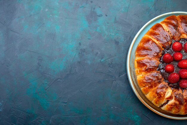 Vista de cima deliciosa torta de morango com geléia em azul escuro