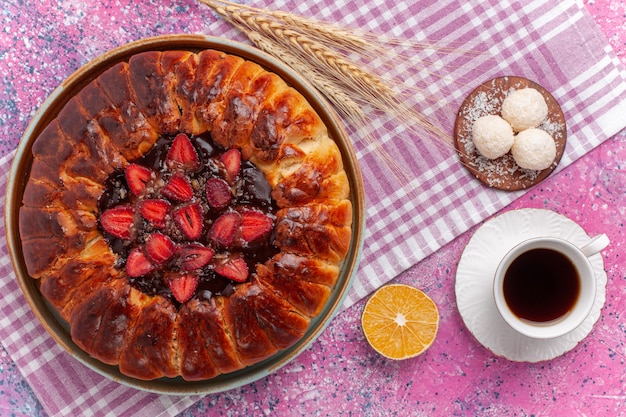 Vista de cima deliciosa torta de morango redonda formada em bolo de frutas rosa