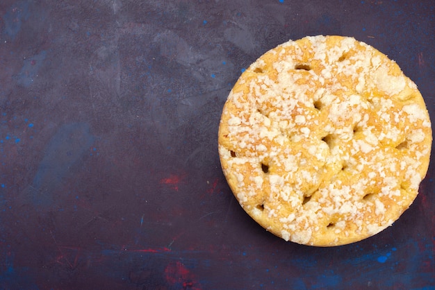 Vista de cima deliciosa torta doce e assada no fundo escuro torta bolo açúcar doce biscoito