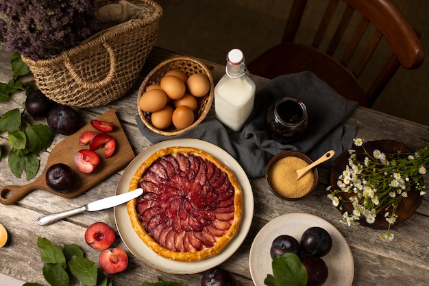 Foto grátis vista de cima deliciosa torta no prato