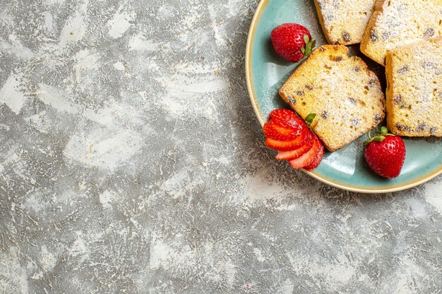 Vista de cima deliciosas fatias de bolo com frutas na superfície clara torta bolo de frutas doce