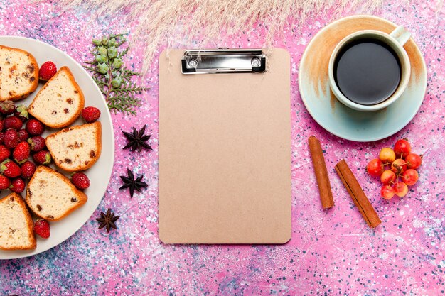 Vista de cima deliciosas fatias de bolo com morangos vermelhos frescos e café na mesa rosa