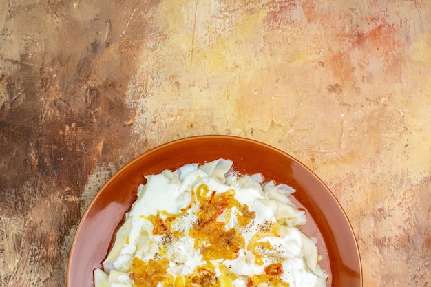 Vista de cima deliciosas fatias de massa com iogurte e óleo em superfície clara