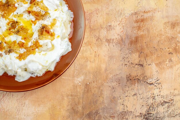 Vista de cima deliciosas fatias de massa com iogurte e óleo em superfície clara