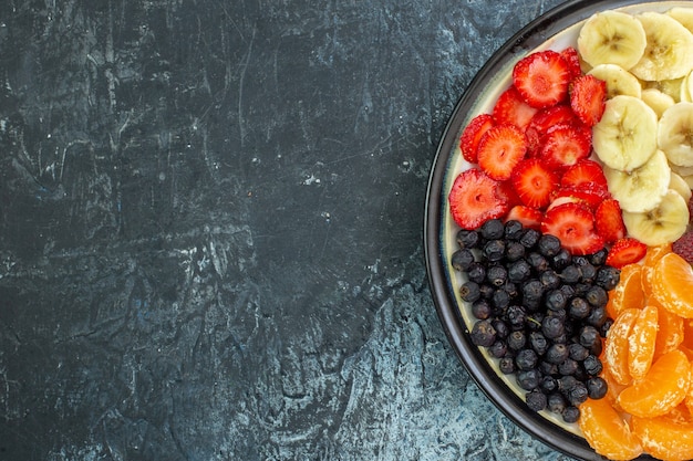 Vista de cima deliciosas frutas fatiadas dentro do prato na cor cinza exótica vida saudável foto árvore madura maduro lugar livre