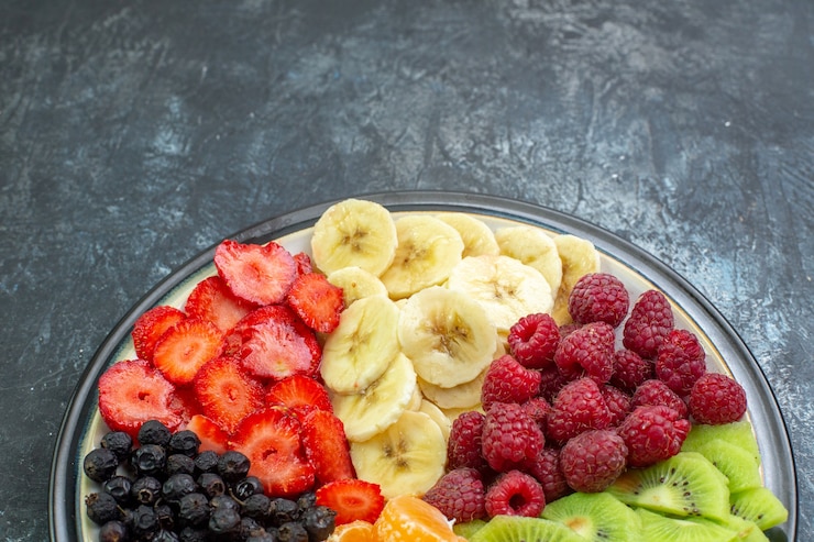 Foto grátis vista de cima deliciosas frutas fatiadas dentro do prato na cor cinza exótica vida saudável foto suave árvore madura sombra