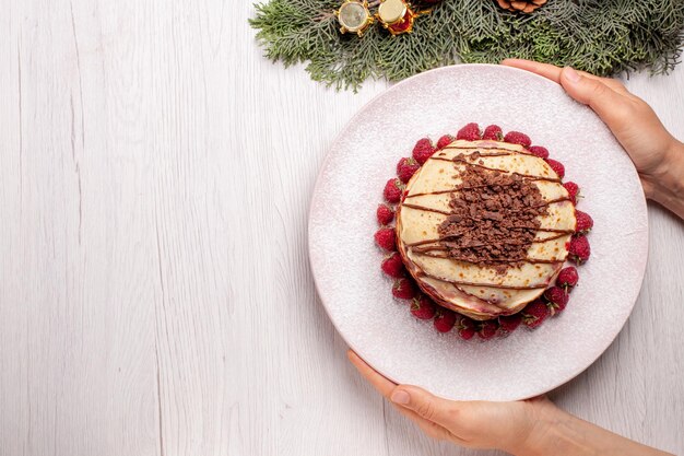 Vista de cima deliciosas panquecas com morangos em uma mesa branca torta de frutas, biscoito doce e bolo