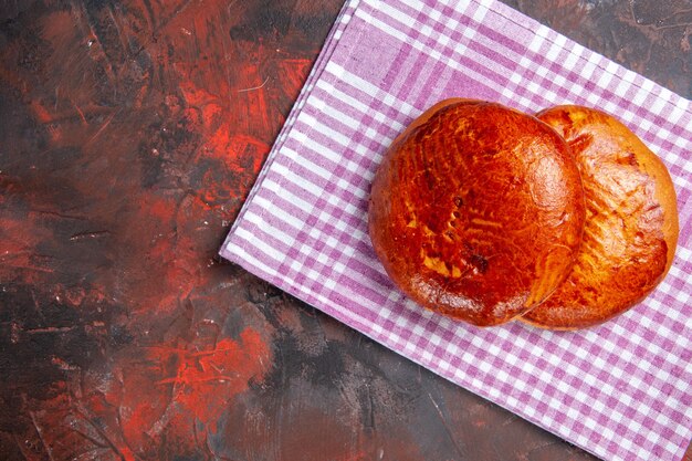 Vista de cima deliciosas tortas doces em torta escura de mesa, bolo doce de biscoito