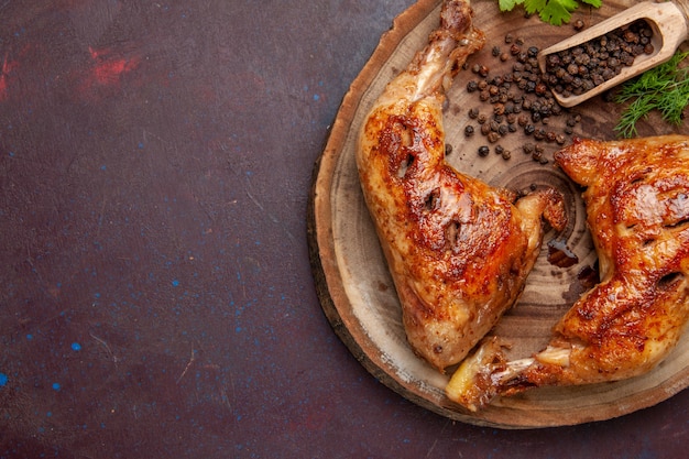 Foto grátis vista de cima, delicioso frango frito com pimenta no espaço roxo escuro