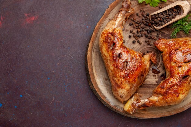 Vista de cima, delicioso frango frito com pimenta no espaço roxo escuro