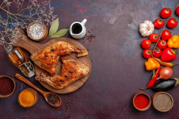 Vista de cima delicioso frango frito com temperos no espaço escuro