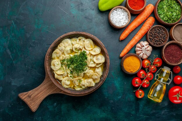 Vista de cima deliciosos bolinhos com vegetais e temperos diferentes na parede verde-escura refeição ingredientes alimentícios produto massa carne