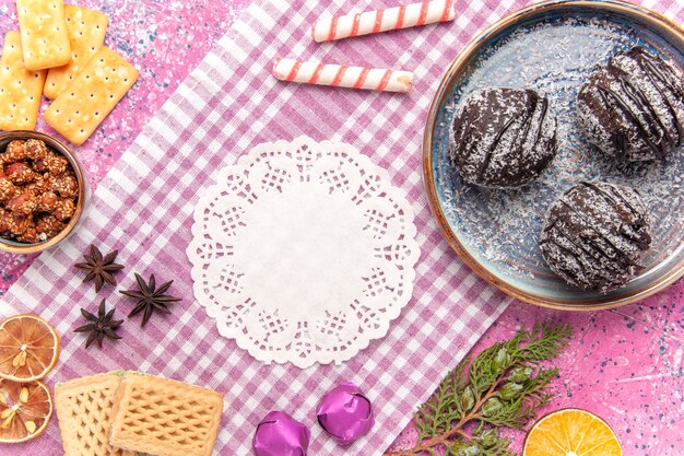 Vista de cima deliciosos bolos de chocolate com waffles em rosa