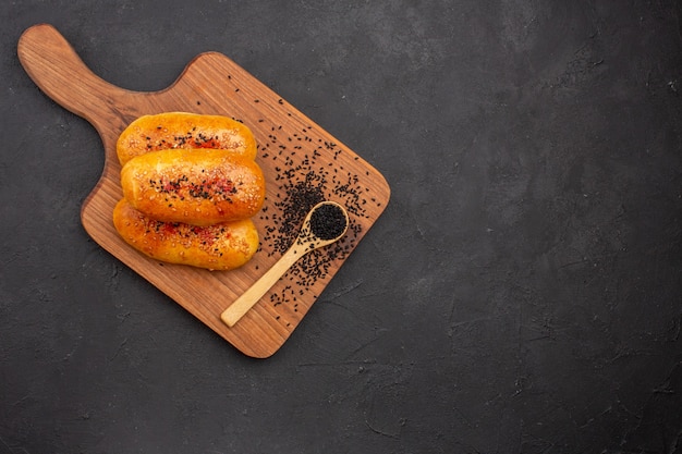 Vista de cima deliciosos hambúrgueres assados recém saídos do forno no fundo escuro torta pastelaria assar massa bolo de carne no forno