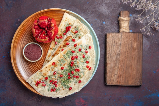 Vista de cima deliciosos pedaços de massa cozida com verduras na superfície escura massa refeição prato de jantar cozinhando