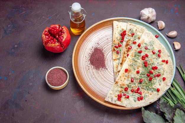 Vista de cima deliciosos pedaços de massa cozida com verduras na superfície escura massa refeição prato de jantar cozinhando