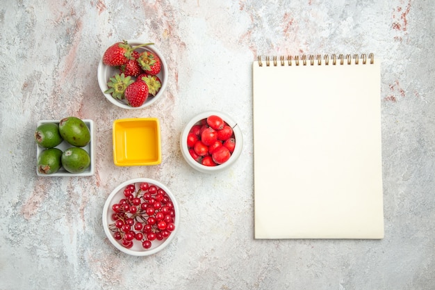 Vista de cima diferentes frutas frescas com feijoas na mesa branca vitamina fresca cor de frutas