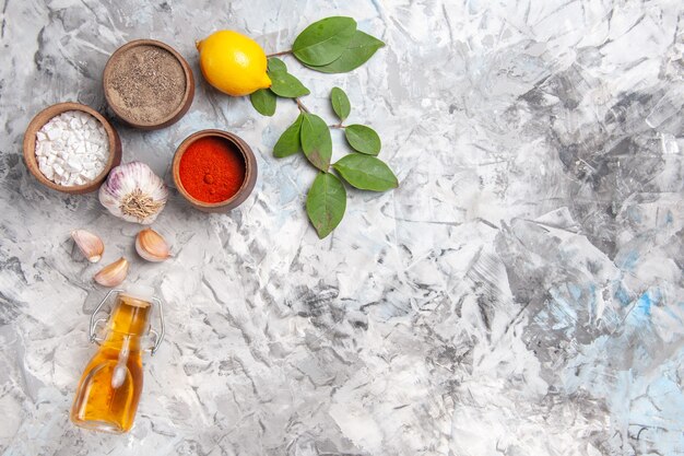 Vista de cima diferentes temperos com limão no óleo de pimenta branca de frutas picantes