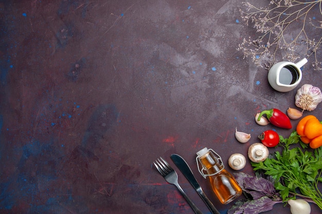 Vista de cima diferentes temperos com vegetais frescos em uma superfície escura salada de pimenta picante saúde