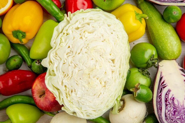 Vista de cima diferentes vegetais com repolho no fundo branco comida dieta saúde cor salada madura