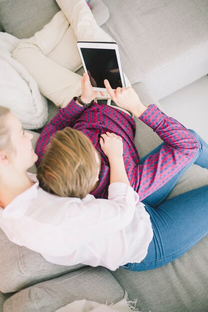 Vista de cima do casal com tablet