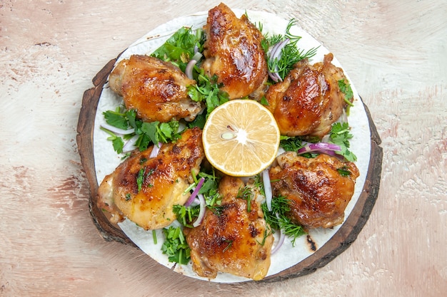 Vista de cima em close-up prato de frango de frango com cebola e ervas de limão no lavash no quadro