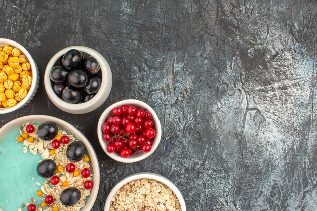 Vista de cima em close-up taças de frutas vermelhas com balas de aveia e frutas vermelhas