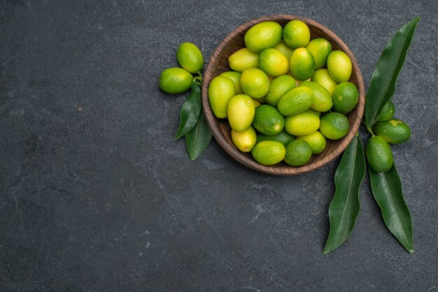 Vista de cima em close-up tigela de frutas cítricas com folhas
