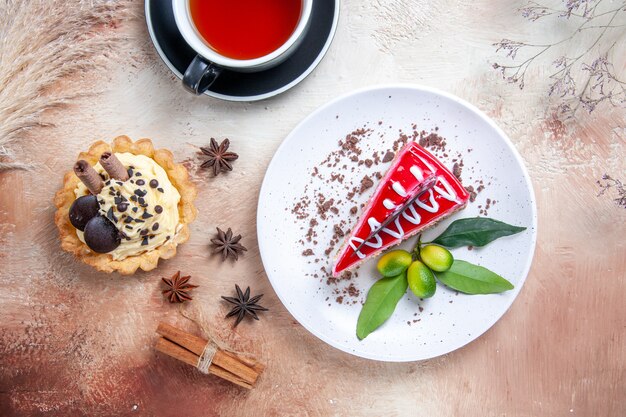 Vista de cima em close-up um bolo uma xícara de chá frutas cítricas cupcakes canela anis estrelado um bolo