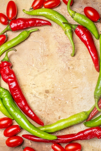 Foto grátis vista de cima em forma de círculo com pimenta e tomate cereja na superfície âmbar