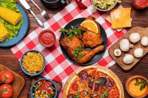 Foto grátis vista de cima em uma mesa cheia de comida