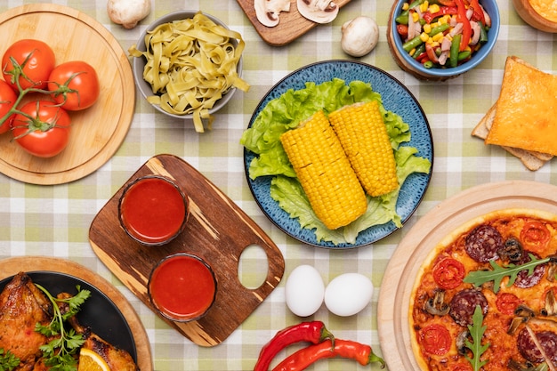 Foto grátis vista de cima em uma mesa cheia de comida