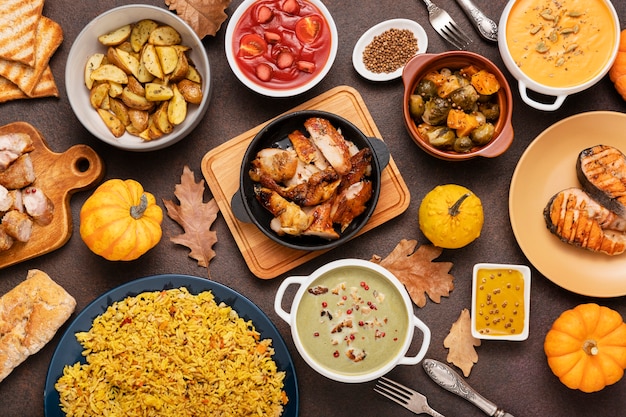 Vista de cima em uma mesa cheia de comida