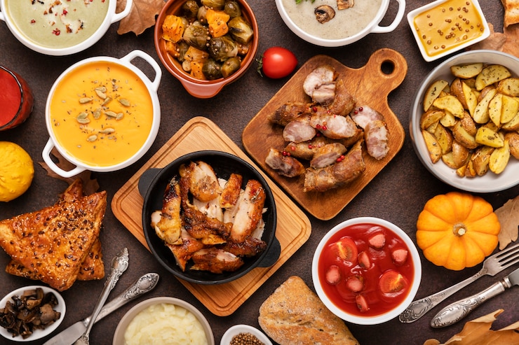 Foto grátis vista de cima em uma mesa cheia de comida