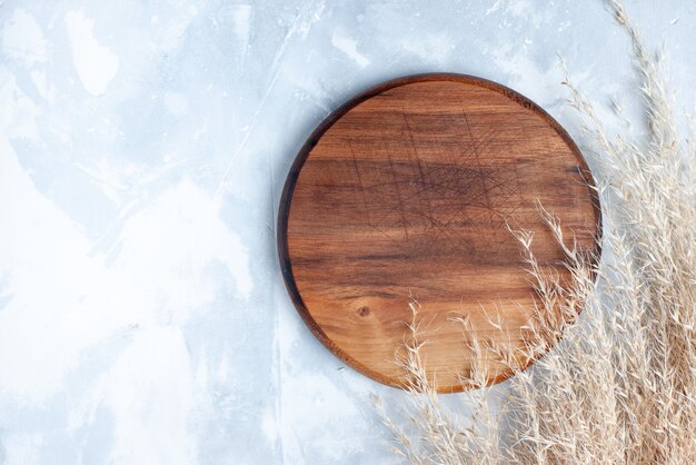 Vista de cima em volta da mesa de madeira sobre o fundo claro madeira foto colorida de madeira clara