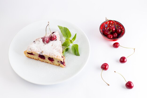 Vista de cima Fatia de bolo de cereja delicioso e gostoso dentro de prato branco sobre fundo branco Bolo Biscoito Massa Açucar Assar