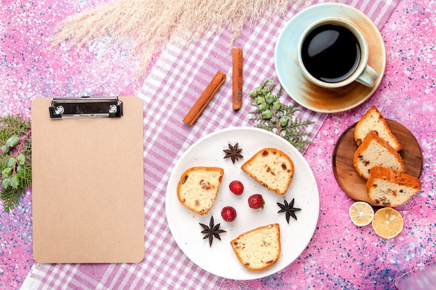 Foto grátis vista de cima fatias de bolo com morangos e xícara de café no fundo rosa bolo assar biscoito doce biscoito torta cor de açúcar