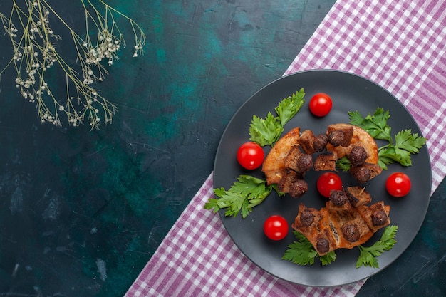 Vista de cima fatias de carne frita com verduras e tomate cereja dentro do prato em fundo escuro refeição de carne com vegetais fritura