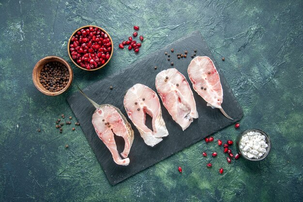 Vista de cima fatias de peixe fresco na mesa escura carne frutos do mar prato de refeição de água crua oceano