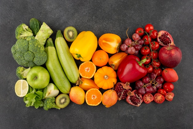 Vista de cima frutas e vegetais coloridos