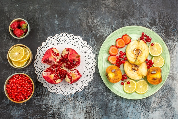 Vista de cima frutas frescas dentro de um prato em uma mesa leve frutas frescas muitas