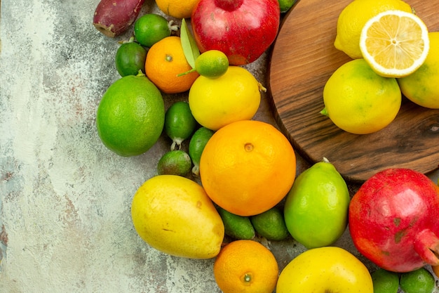 Vista de cima frutas frescas diferentes frutas maduras e maduras em fundo branco foto de dieta de cor de baga saborosa