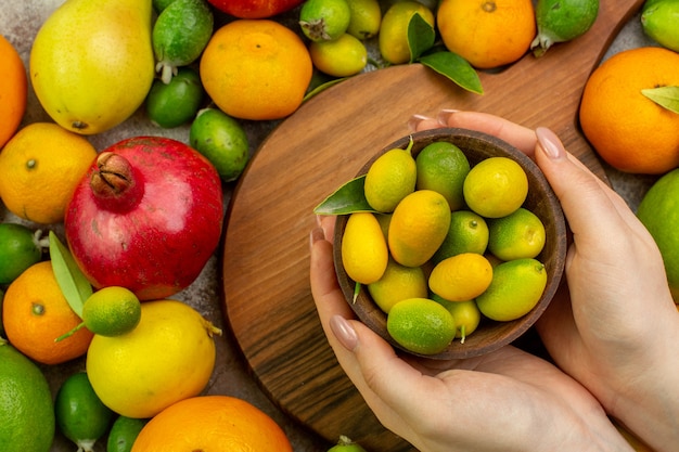 Vista de cima frutas frescas diferentes frutas maduras e maduras em fundo branco