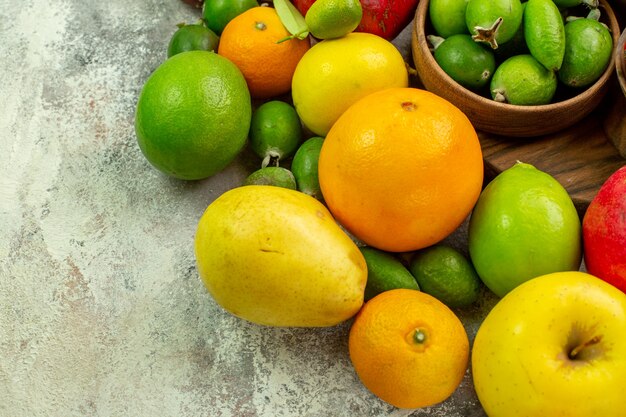 Vista de cima frutas frescas diferentes frutas maduras e maduras no fundo branco foto da baga saborosa dieta cor de saúde