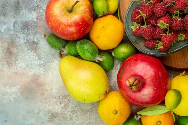 Vista de cima frutas frescas diferentes frutas maduras e maduras no fundo branco foto dieta saborosa baga saúde cor