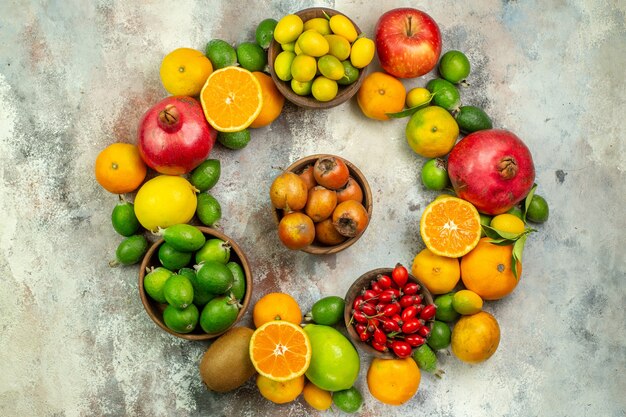 Vista de cima frutas frescas diferentes frutas suaves em fundo branco saúde árvore cor frutas cítricas maduras