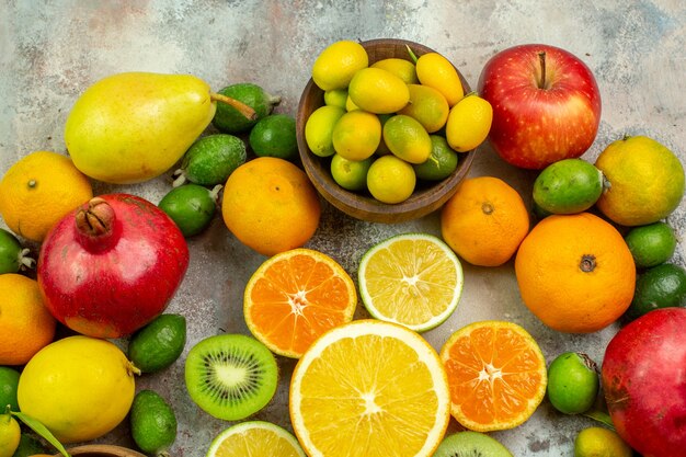 Vista de cima frutas frescas diferentes frutas suaves no fundo branco árvore foto saborosa cor madura saúde frutas cítricas