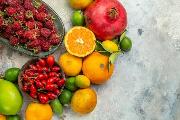 Vista de cima frutas frescas diferentes frutas suaves no fundo branco saúde árvore cor saboroso frutas cítricas maduras