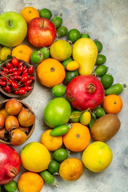 Vista de cima frutas frescas diferentes frutas suaves no fundo branco